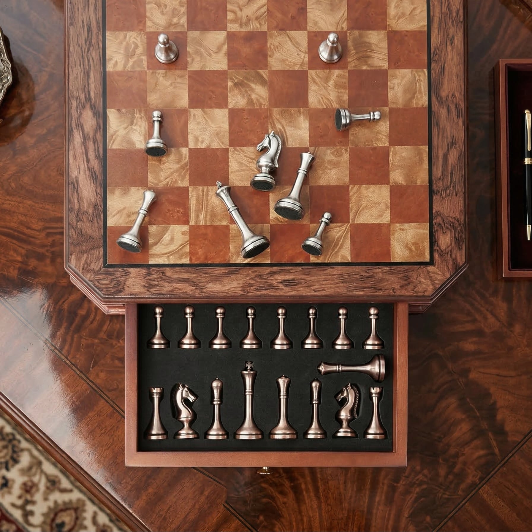 Schachspiel aus Mahagoniholz mit Figuren in Antik-Metalloptik