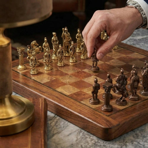Faltbares Schachspiel aus Mahagoniholz mit Messingfiguren