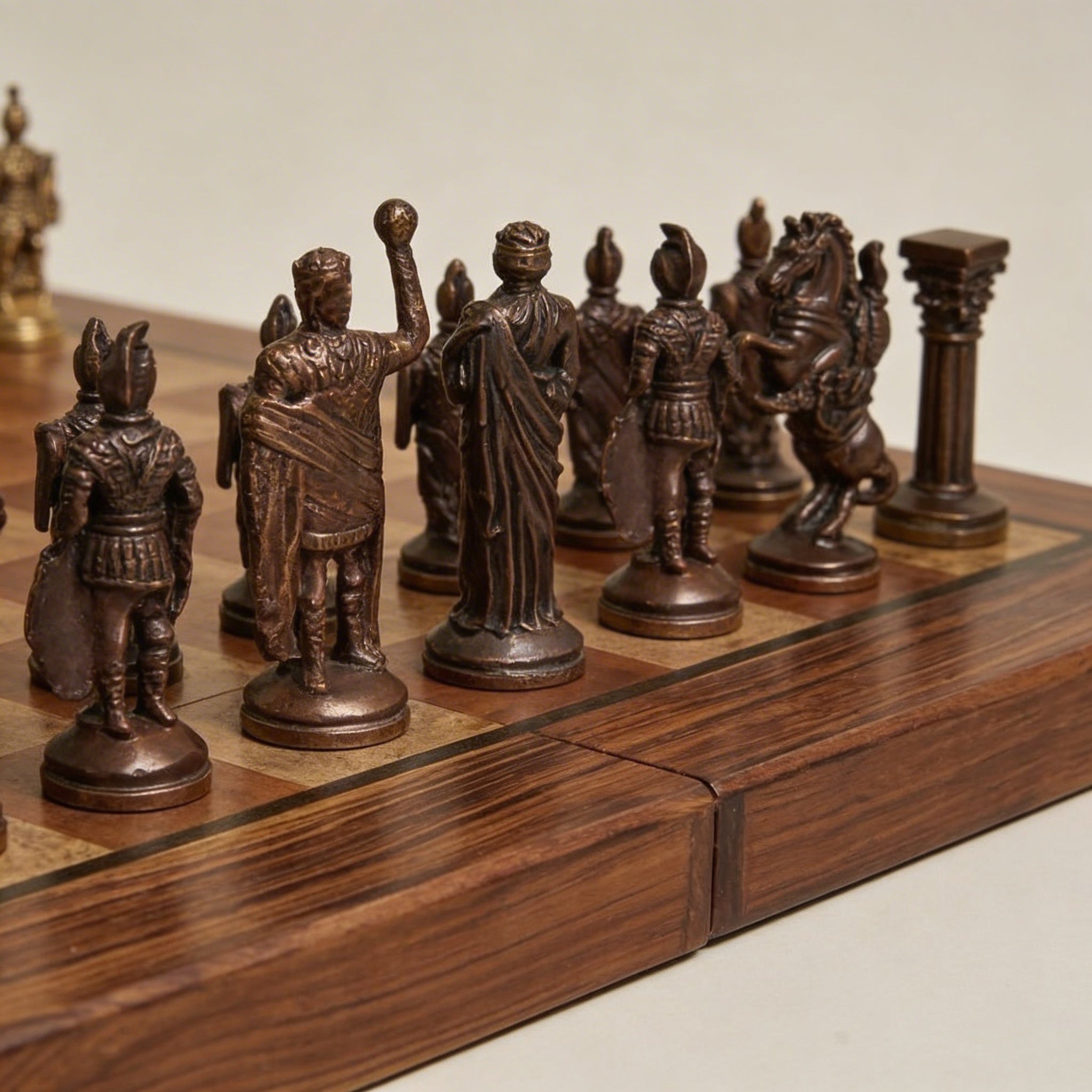 Faltbares Schachspiel aus Mahagoniholz mit Messingfiguren