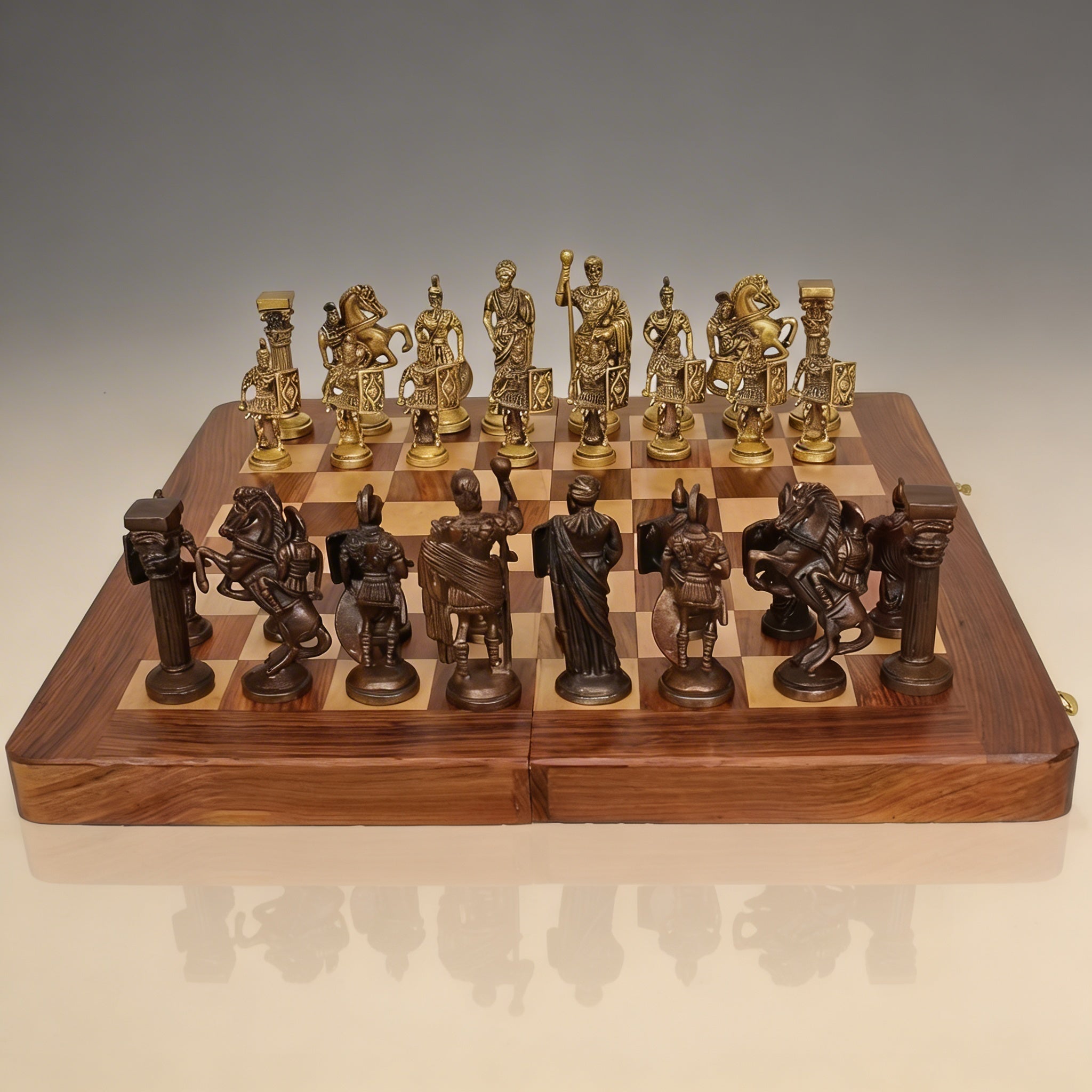 Faltbares Schachspiel aus Mahagoniholz mit Messingfiguren