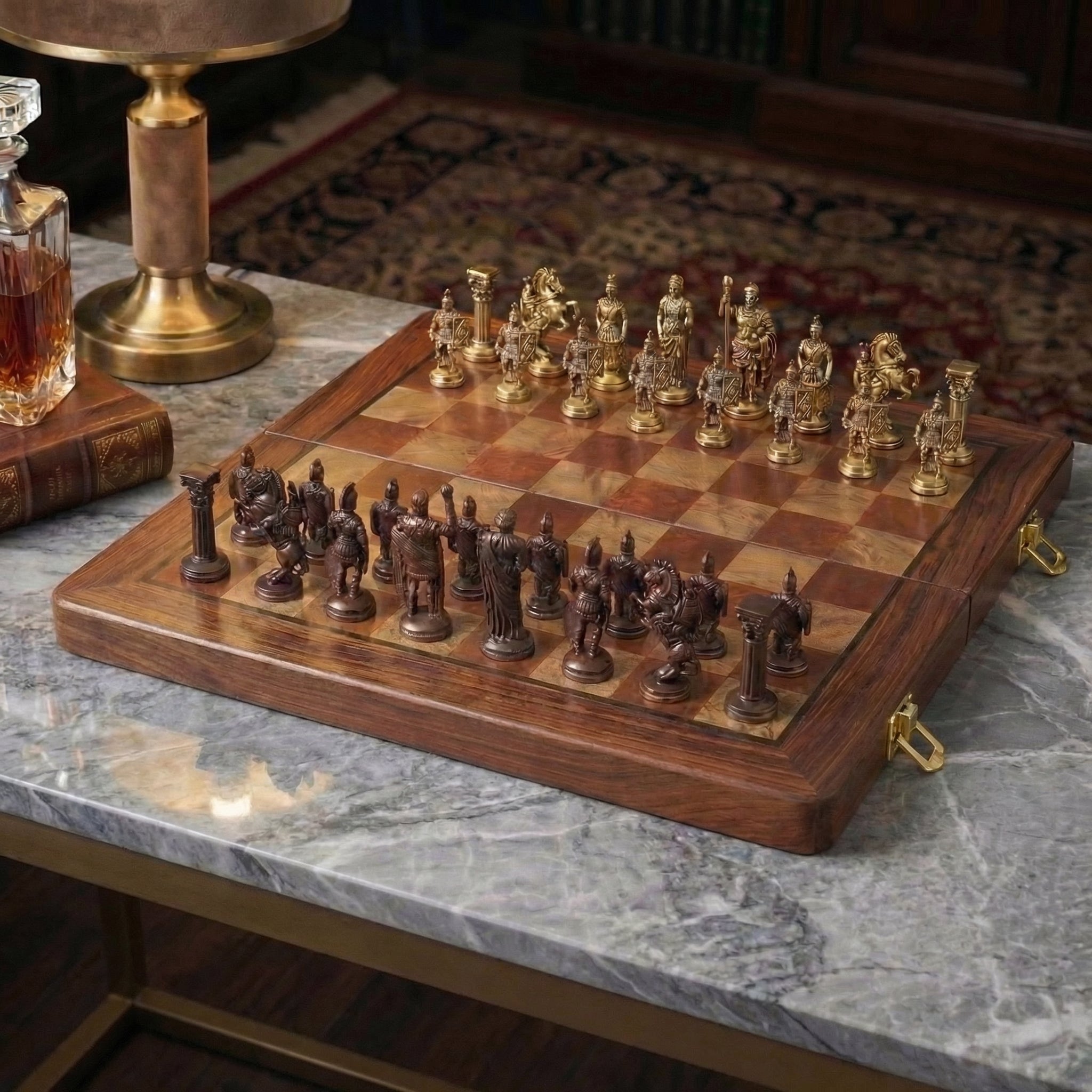 Faltbares Schachspiel aus Mahagoniholz mit Messingfiguren