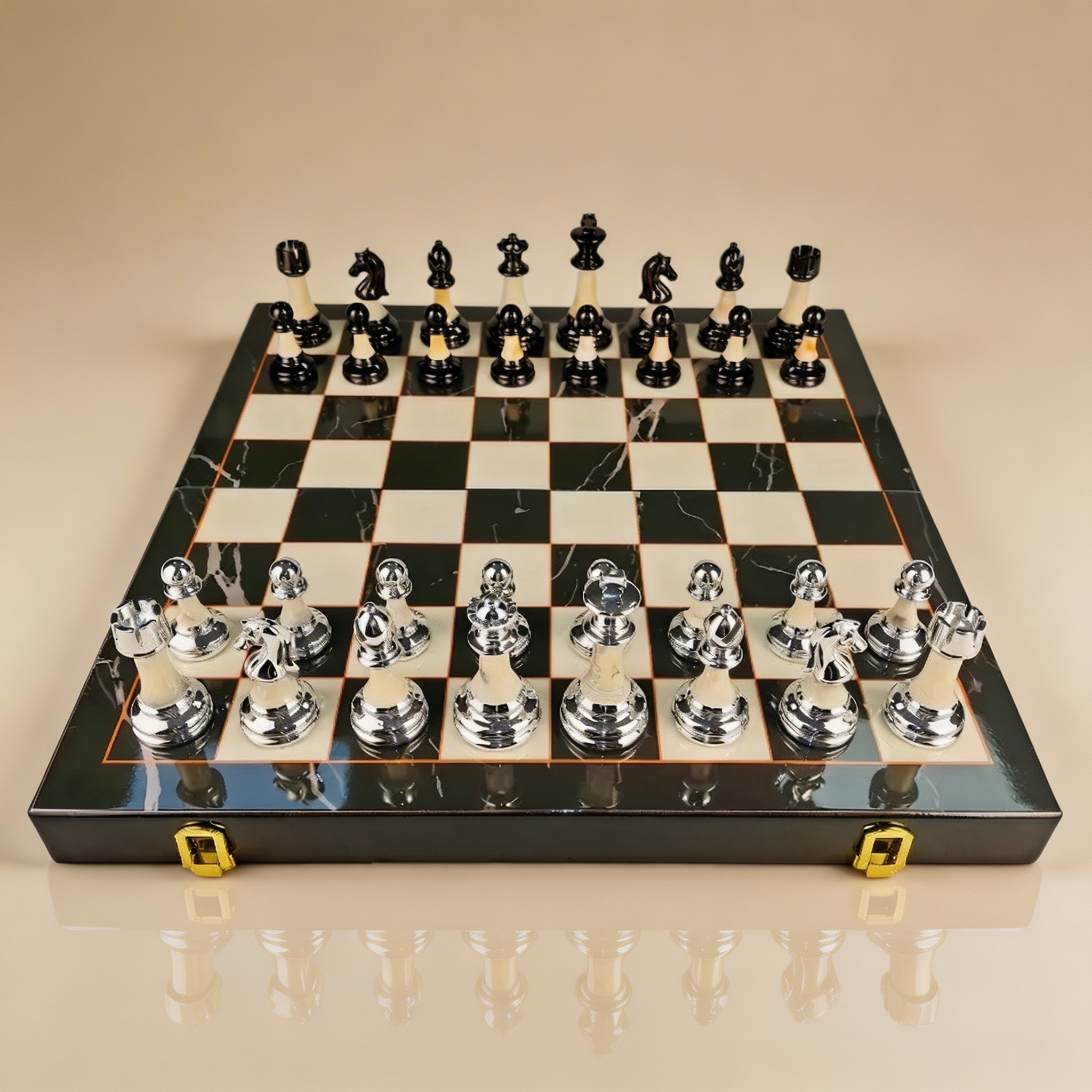 Faltbares Schachspiel aus Ebenholz mit Metalloptik-Figuren