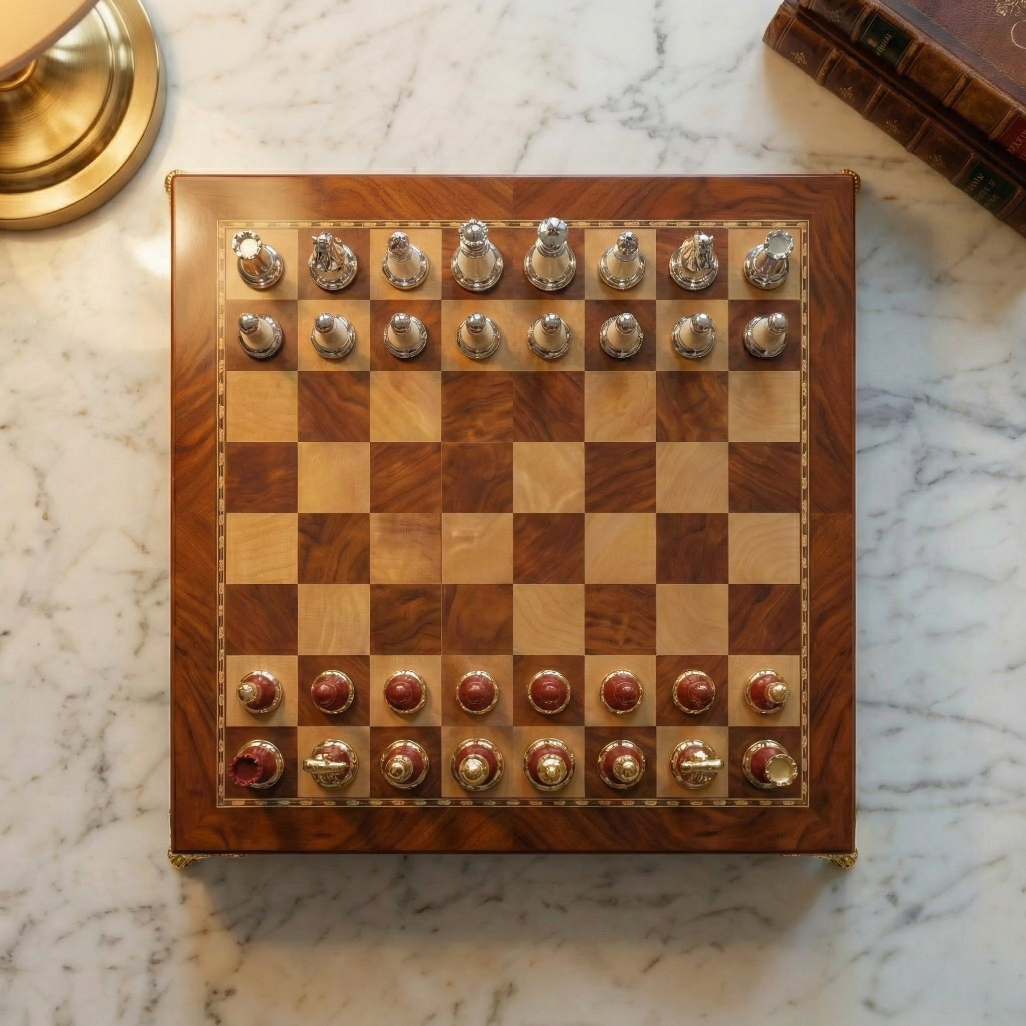 Schachspiel aus Ebenholz mit Aufbewahrung unter dem Brett